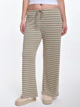 Pantalón de dormir de corte recto y calce relajado, confeccionado en tejido de algodón con estampado de rayas horizontales en tonos verde, rosa y beige. Cuenta con cintura elástica y cordón ajustable.
