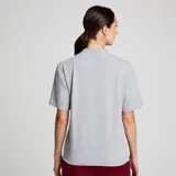 Remera gris de Saucony con logo de la marca estampado en el pecho en color bordó.