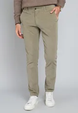 Pantalón largo color beige de pana, corte slim fit, con bolsillos laterales y traseros.