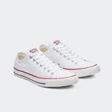 Zapatillas urbanas Converse Chuck Taylor All Star de caña baja, color blanco con detalles en rojo y azul en la suela.