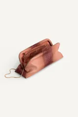 Bolso tipo pouch con textura de piel de serpiente en tonos degradados de rosado y bordó. Cuenta con una cadena dorada extraíble y cierre superior mediante clip.