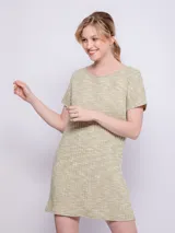 Vestido corto color verde claro, de tela con textura acanalada y cuello redondo. Es de manga corta y corte recto.