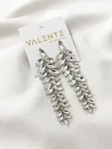 Par de caravanas colgantes con forma de hojas, con incrustaciones de strass transparente.