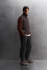 Chaleco negro de punto con interior de polar, cuello alto y cierre frontal con cremallera. Cuenta con bolsillos laterales con cierre. Zara Athleticz.