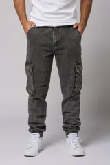 Pantalón jean gris oscuro de corte jogger con bolsillos cargo laterales y puños elásticos en los tobillos.