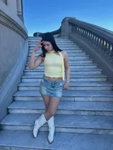 Top negro sin mangas con cuello halter y detalle de lazo en la espalda.