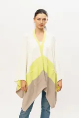 Ruana tejida de punto en algodón, con diseño color block en blanco, verde lima y beige. Tiene bolsillos laterales.