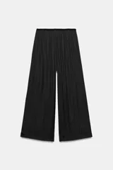 Pantalón de tiro medio, color negro, confeccionado en tejido satinado con diseño de pierna ancha y cintura elástica ajustable con cordón.