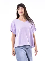 Blusa lila de corte holgado con cuello en V y mangas cortas.