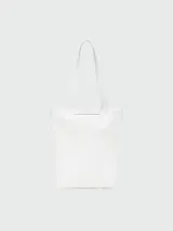 Bolso tote mediano de lona color blanco con diseño estampado frontal que incluye un caballo, olas, un sol y palmeras, junto al logo de la marca. Presenta detalles en cuero blanco en la solapa superior y asas largas para llevar al hombro.