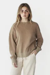 Buzo color marrón con corte suelto y cuello redondo.