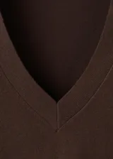 Chaleco de punto fino color marrón, de diseño recto, con cuello en V y sin cierre.