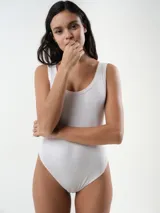 Body de algodón rib color beige, de diseño ajustado con escote redondo y sin mangas.