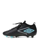 Championes de fútbol Umbro modelo Legacy Hg, color negro con detalles en turquesa. Presentan una textura geométrica en el empeine, cierre con cordones y suela con tapones para césped.