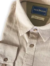 Camisa de lino de manga larga, con cuello clásico y cierre frontal de botones de coco natural. Presenta un diseño ligero y fresco, ideal para climas cálidos.
