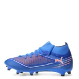 Championes de fútbol Puma Ultra Match para terreno firme (FG), color azul con detalles en blanco y naranja. Diseño aerodinámico con cuello tejido para mayor soporte y ajuste.