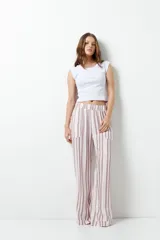 Pantalón de pijama celeste con rayas verticales finas color marrón, con bolsillos laterales y elástico en la cintura.