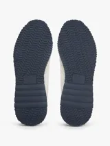 Zapatillas runner Tommy Jeans Eva de estilo urbano, confeccionadas en una combinación de cuero blanco, textil y material sintético. Presentan detalles en color bordó en el talón y el interior, entresuela con franja marrón y suela dentada azul. Cuentan con el logo de Tommy Jeans bordado en el lateral.