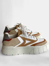 Zapatillas deportivas de cuero color beige, blanco y marrón, con cordones y suela de goma.