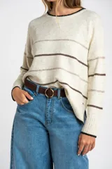 Sweater de punto con diseño de rayas horizontales en tonos neutros, cuello redondo y mangas largas con puños acanalados.