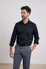 Camisa de vestir blanca de algodón con cuello italiano y mangas largas.