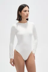 Body de manga larga confeccionado en poliamida, con diseño al cuerpo y cuello redondo a la base.