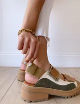 Sandalias de cuero con plataforma de goma, color verde, blanco y beige.