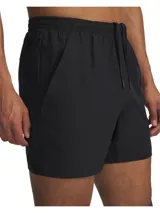Short deportivo de entrenamiento Under Armour Project Rock, color negro, con cintura elástica y cordón interno. Presenta bolsillos laterales y tejido elástico en cuatro direcciones para mayor movilidad.