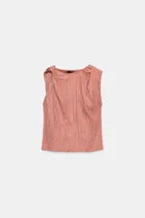 Top de cuello redondo y manga sisa color rosado con textura arrugada y detalle de hombro enroscado.