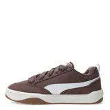 Championes urbanos Puma modelo Park Lifestyle Street, de diseño inspirado en el skate. Presentan una estructura en color negro con detalles en blanco, combinando materiales sintéticos con superposiciones de gamuza. Cuentan con suela de goma texturizada y cordones gruesos.