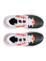Championes de básquetbol Under Armour modelo Lockdown 7, con diseño de caña media. Presentan una combinación de colores blanco, negro y naranja, con parte superior de malla transpirable y superposiciones de cuero sintético. Incluyen entresuela de EVA para amortiguación ligera y suela de caucho con patrón de tracción.