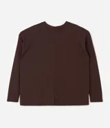 Blusa marrón de manga larga con cuello redondo y diseño acanalado en tejido de rib, de corte cómodo y versátil.