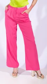 Pantalón de vestir celeste con pinzas, tiro alto y corte recto.