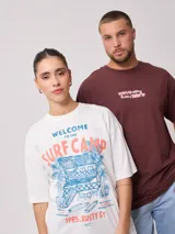 Remera de corte oversize color bordó, con cuello redondo y estampado gráfico en el pecho con la leyenda 'wave riders'.