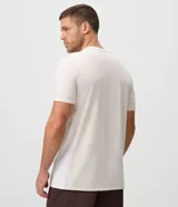 Remera deportiva de hombre Get Over, de color blanco y gris claro, con cuello redondo y mangas cortas. Confeccionada con tejido de poliéster y elastano con tecnología dry de secado rápido.
