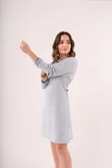Camisón celeste de lanilla con botones frontales y mangas largas.