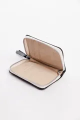 Billetera beige de cuero vacuno con cierre metálico.