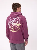 Canguro con capucha de color bordó, con diseño estampado en la espalda en tonos amarillos y blancos, y detalle de parche en la manga. Posee corte holgado y puños elásticos.