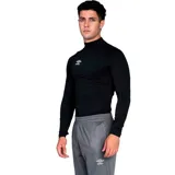 Remera térmica Umbro negra de poliéster y spandex, de manga larga y cuello alto.