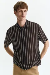 Camisa de manga corta en punto texturizado, de corte estándar, con diseño a rayas verticales en color marrón y blanco, cuello y cierre frontal de botones.
