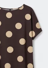 Blusa de manga corta con cuello redondo y estampado de cuadrícula blanca sobre fondo color tostado.