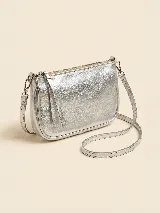 Cartera tipo bandolera de tamaño pequeño, color plateado metalizado, con cierre superior y correa larga ajustable y extraíble.