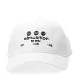 Gorra tipo baseball color blanco con bordado frontal en color negro que incluye tres esferas y el texto 'simulation N+ 1970 03.06 ART LINE'.