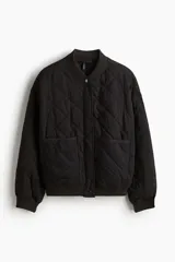 Campera bomber negra, acolchada con patrón de rombos. Presenta cuello, puños y bajo acanalados. Tiene cierre frontal con botones a presión y dos bolsillos de parche en la parte delantera.