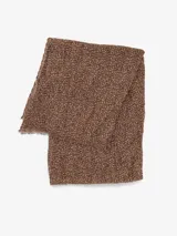 Bufanda de estilo clásico, suave al tacto, con estampado animal print en tonos marrones y beige. Presenta flecos en los extremos.