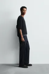 Pantalón de corte regular fit confeccionado en tejido ligero de lana de origen italiano. Presenta bolsillos frontales, bolsillos traseros de vivo con botón y cierre frontal con cremallera y botón.