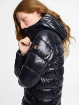 Campera puffer larga de nylon color negro, con cuello alto y capucha desmontable. Tiene cierre frontal con cremallera, bolsillos laterales con cierre y logo redondo en la manga.
