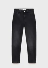 Jeans mom fit de tiro alto y corte recto, confeccionados en denim negro con tejido elástico. Cuentan con diseño clásico de cinco bolsillos, trabillas para cinturón y cierre frontal con cremallera y botón metálico.