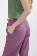 Pantalón de vestir color lila, de corte recto y tiro alto, con bolsillos laterales.