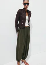 Pantalón balloon verde militar de tiro medio, con cintura elástica ajustable y bajos fruncidos con goma elástica.